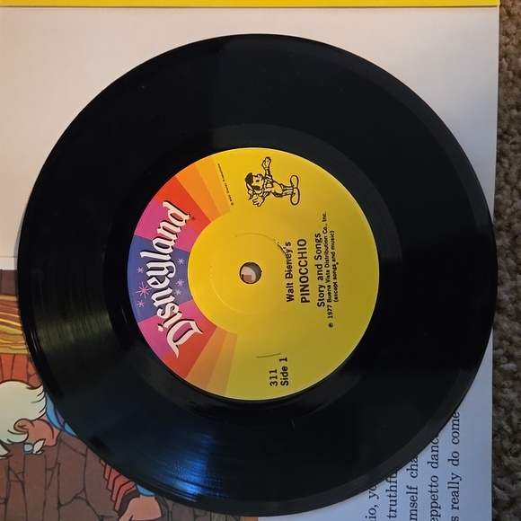 Walt Disneys Story of Pinocchio Read-Along Book & 7 Inch 33 1/3 RPM Record - Picture 3 of 5